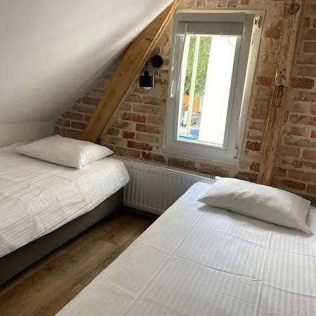 19 Hostel *